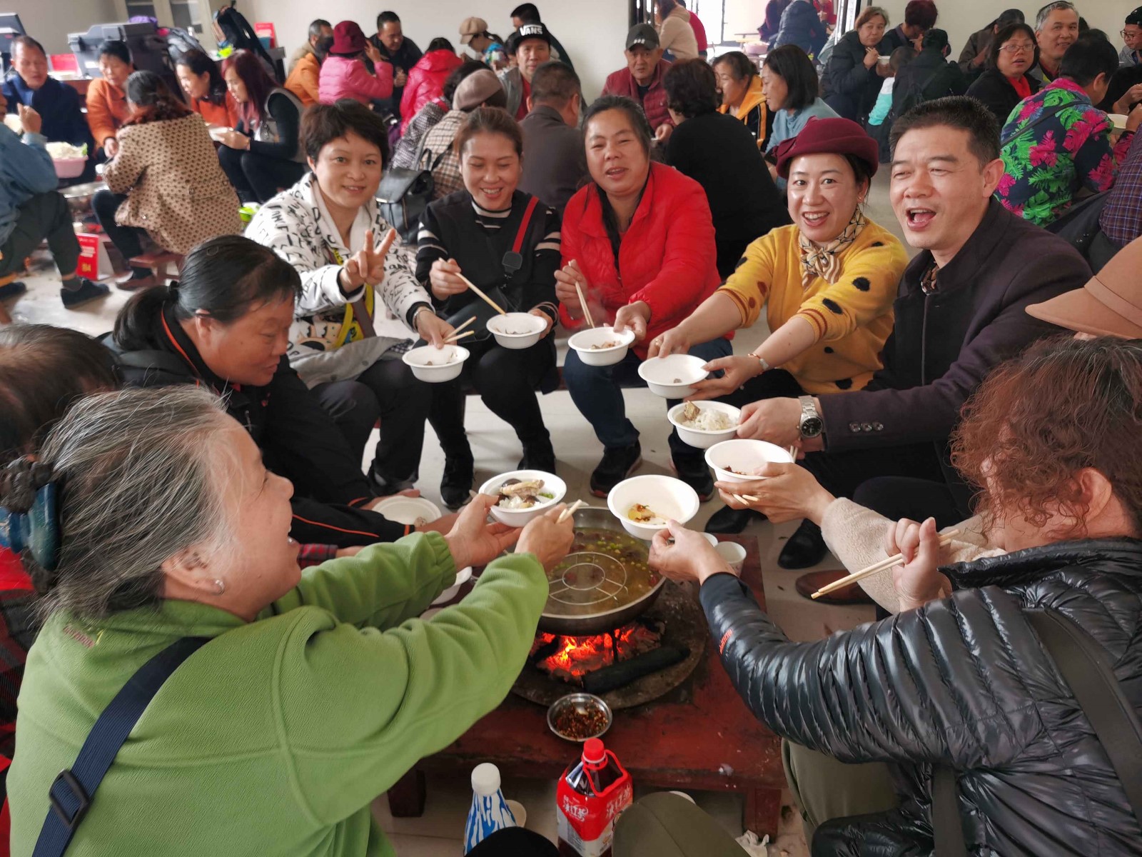 11.3 業主家人們齊聚品嘗特色農家風味美食.jpg